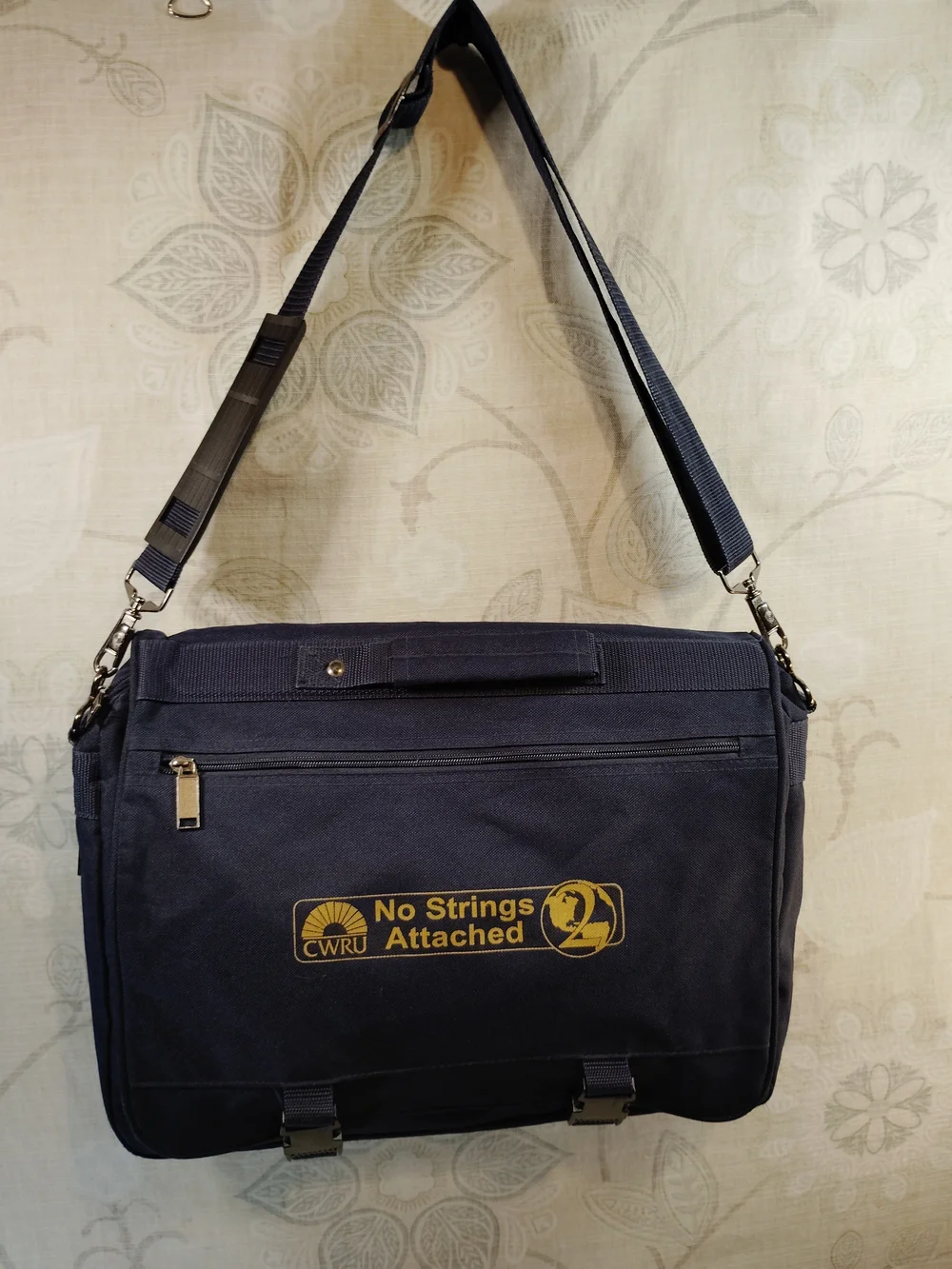 'No Strings Attached' Navy Expandable Messenger Bag